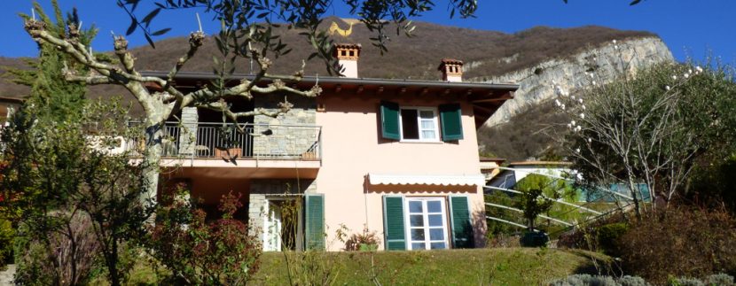 Ville di Lusso Tremezzina Villa con piscina e vista lago Situata nell'esclusiva zona residenziale di Mezzegra, posizione tranquilla e molto soleggiata a solo 600 metri dal lago e da tutti i vari servizi
