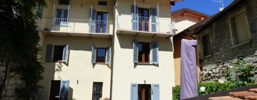 Ville di Lusso Argegno con giardino Lago Como Argegno.. nel suggestivo centro storico, a pochi passi dal lago e dalla piazza centrale, proprietà di grande fascino con corte privata creata dalla totale ristrutturazione di una tipica casa di paese mantenendo ove possibile le caratteristiche d'epoca della stessa - casa