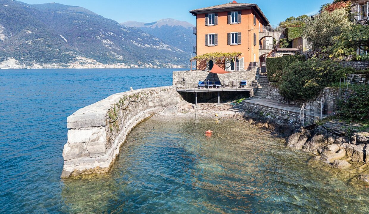 Lezzeno Esclusiva Proprietà Fronte Lago con Darsena e Giardino