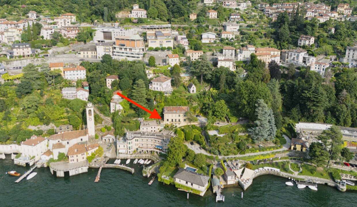 Prestigiosa residenza FRONTE LAGO..  in villa liberty APPARTAMENTO di 210 mq. con porticati di circa mq.45, oltre al terrazzo con giardino e loggia in uso esclusivo di 350 mq. e due posti auto.