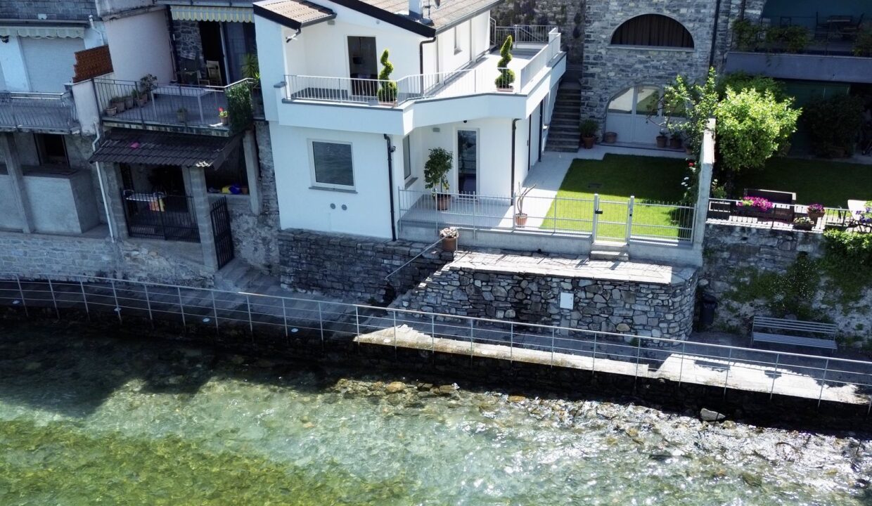 Esclusiva residenza direttamente sul Lago di Como con giardino privato, terrazza panoramica e accesso diretto alle acque del lago.