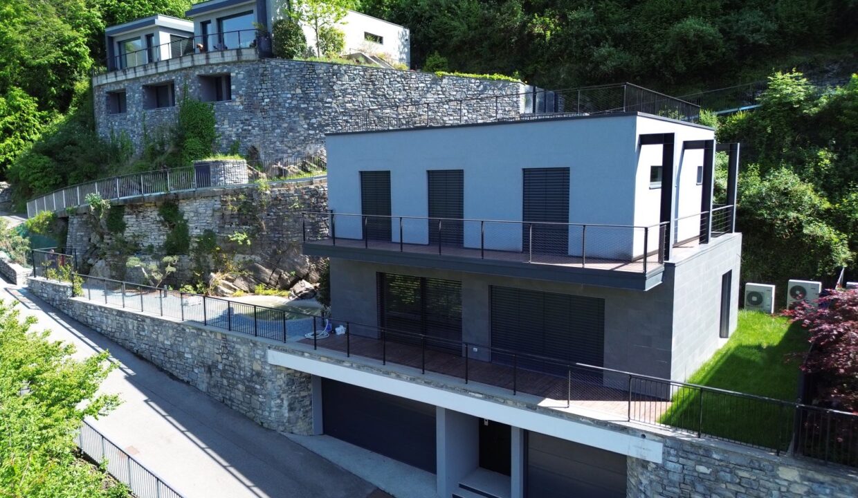 Villa moderna a Torno sul Lago di Como con 230 mq, vista lago panoramica a 180°, giardino privato di 250 mq, bio piscina, rooftop di 70 mq, 3 camere, terrazze e garage.