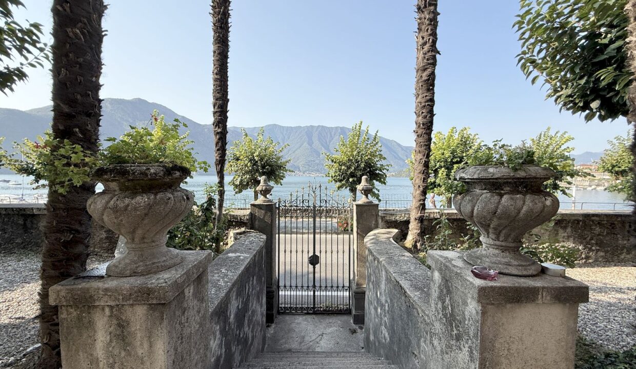 Villa storica fronte lago a Tremezzo, Lago di Como: 335 mq con dépendance, giardino di 350 mq, possibile piscina e splendida vista lago. €2.980.000.