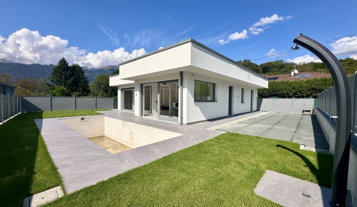 Moderna villa indipendente con piscina privata a due passi dal centro e dal lago.. A soli 400 metri pianeggianti dal centro di Colico e dalla rinomata spiaggia dell’Ontano, meta amata dagli appassionati di sport acquatici, proponiamo in vendita una villa moderna di nuova costruzione con spazi esterni davvero eccezionali.