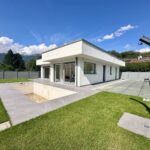 Moderna villa indipendente con piscina privata a due passi dal centro e dal lago.. A soli 400 metri pianeggianti dal centro di Colico e dalla rinomata spiaggia dell’Ontano, meta amata dagli appassionati di sport acquatici, proponiamo in vendita una villa moderna di nuova costruzione con spazi esterni davvero eccezionali.