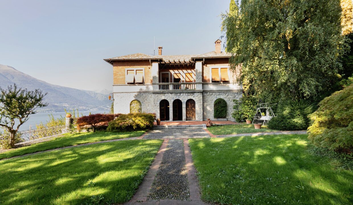 Lago Como Bellano Prestigiosa villa d’epoca dominante il lago con casa del custode e bellissimo giardino pianeggiante di mq.2000