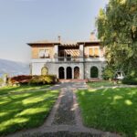 Lago Como Bellano Prestigiosa villa d’epoca dominante il lago con casa del custode e bellissimo giardino pianeggiante di mq.2000