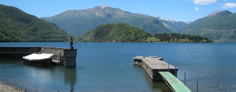 Ville di Lusso Lago Como Proprietà Fronte Lago Colico con Darsena con giardino