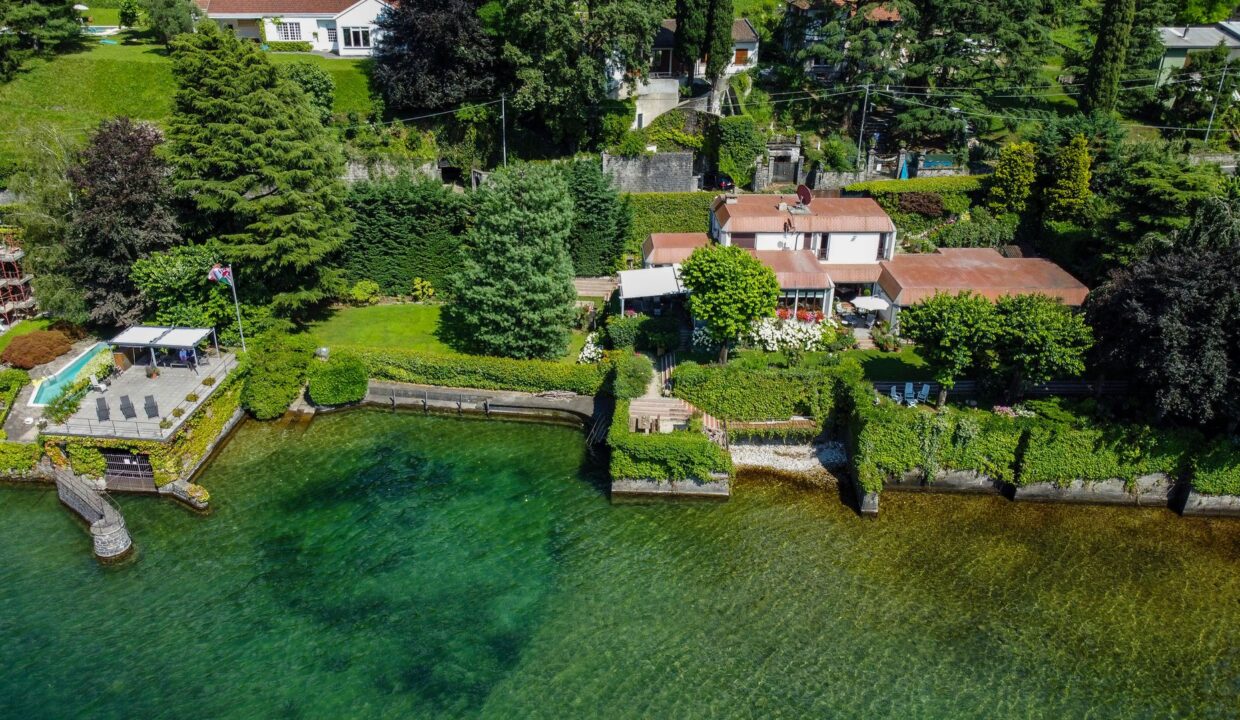 Lago di Como, Lierna FRONTE LAGO splendida VILLA mq.576 di moderno design con DARSENA COPERTA e 2.250mq di GIARDINO pianeggiante molto riservato affacciato sulle acque del lago per circa 78mt lineari!!