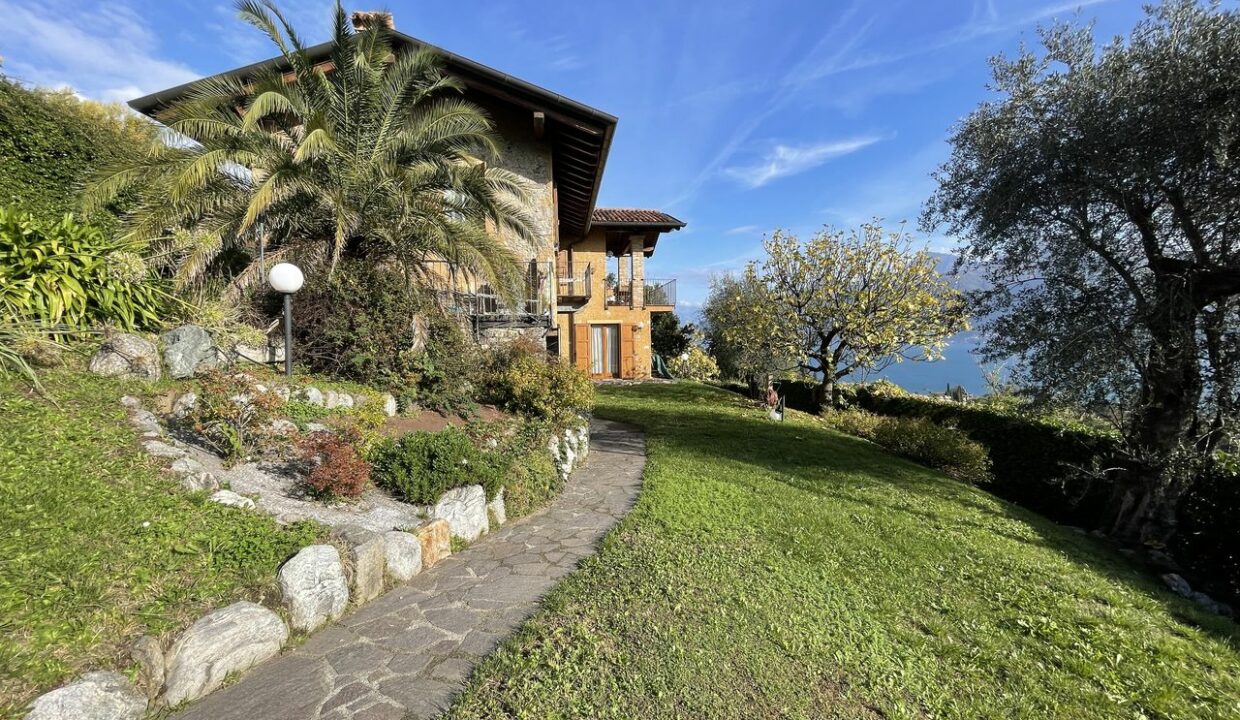 Ville di Lusso Lago Como Menaggio con Giardino .. splendida VILLA indipendente di mq.200 con terrazzo e giardino circostante di mq.600